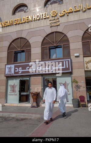 MEDINA, Arabia Saudita-CIRCA 2014: Arabian Oud profumo e fragranza presa vicino Nabawi moschea in AlMadinah, Arabia Saudita. Foto Stock