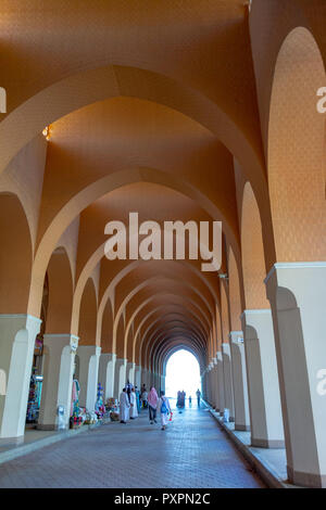 Esterno di un marciapiede in Masjid Bir 'Ali (o Shajarah o Zhulhulaifah) Moschea di Medina, Arabia Saudita. Foto Stock