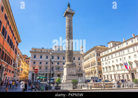 Roma/Italia - Agosto 27, 2018: la colonna di Marco Aurelio in Piazza Colonna Foto Stock