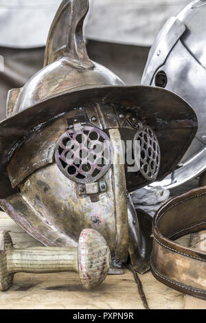 Elmo romano con la visiera, Gladiator Thraex, Festival Romano, Biriciana, fort area, Weissenburg, Baviera, Media Franconia, Germania, Europa Foto Stock