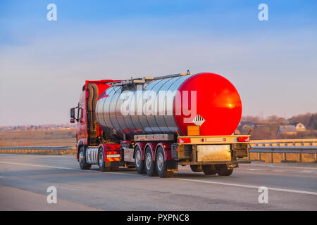 Grande carrello carburante va sul paese autostrada Foto Stock