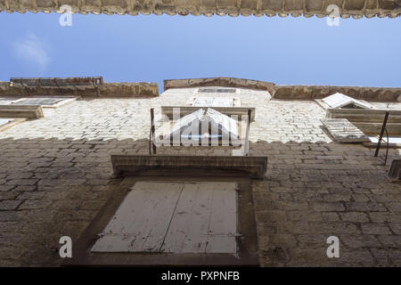 Vecchie persiane di legno di una casa di pietra nel centro storico città croata di Trogir. Foto Stock