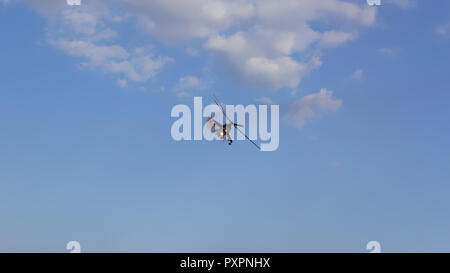 L'elicottero da combattimento sul cielo blu con nuvole bianche. Vista dal basso. Foto Stock