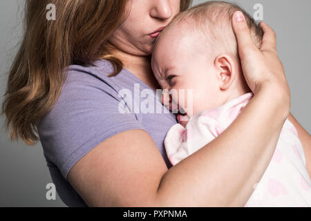 Madre cercando di calmare il suo pianto baby Foto Stock