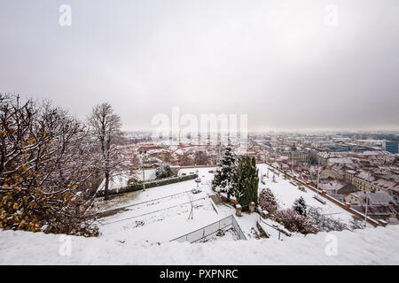 Vista dal Schlossberg con giardino delle rose city Graz in inverno con un po' di neve Foto Stock