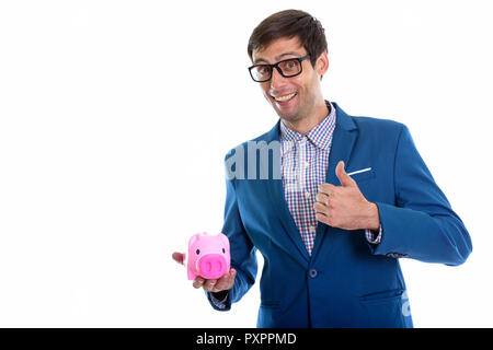 Studio shot di giovani happy businessman sorridere mentre dando thum Foto Stock