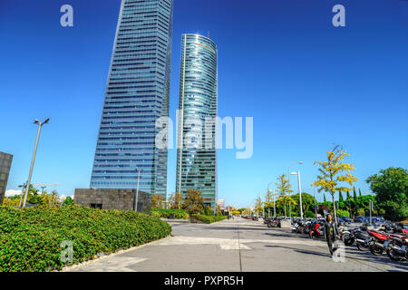 I grattacieli e gli hotel nella città di Madrid il cielo blu sullo sfondo di un moderno quartiere finanziario nella zona degli affari di Cuatro Torres, a Madrid, Spagna. Foto Stock