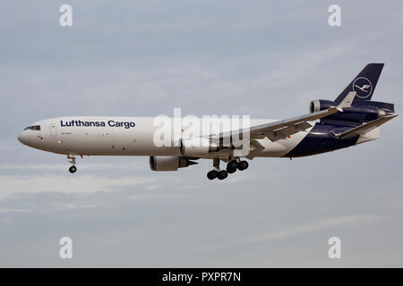 D-ALCA, McDonnell Douglas MD-11F der Lufthansa Cargo mit neuem LH-Logo am Flughafen Frankfurt am Main (FRA), 23.09.2018 Foto Stock