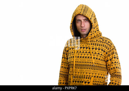 Studio shot del giovane uomo bello indossare hoodie Foto Stock