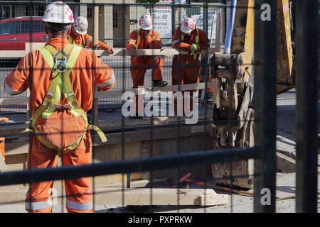 Lavoratori edili a Yonge e Eglinton, Toronto, Ontario, Canada. Foto Stock