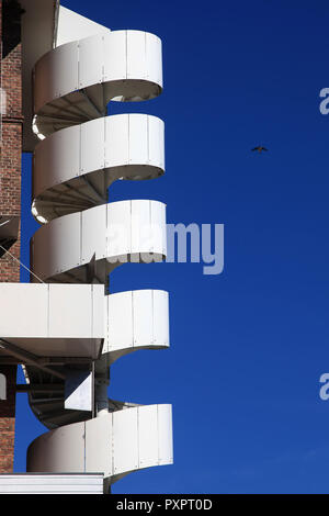 Per esterno bianco moderna scala a spirale con cielo blu Foto Stock