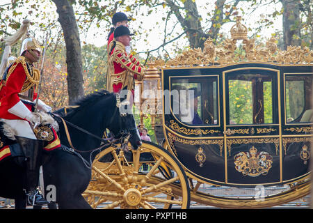 Londra, UK, 23 ottobre 2018,di Sua Maestà la Regina viaggi in un carrello di oro fino al centro commerciale per l'olandese Royals, Willem-Alexander re e regina Máxima Foto Stock