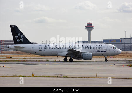 D-AIPD, Airbus A320-211 (MSN 072) "Freiburg" der Lufthansa sono l'aeroporto di Francoforte (FRA) vor dem decollo auf der Startbahn West (pista 18") am Flughafe Foto Stock