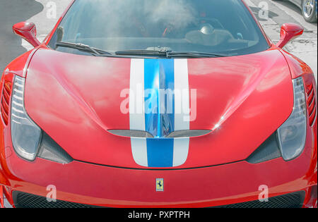 Sessione spettacolare delle vetture Ferrari, durante le feste patronali di Torrejon de Ardoz (Madrid - Spagna). Vista frontale della Ferrari 458 Speciale Foto Stock