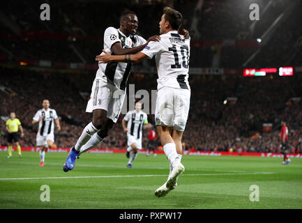 La Juventus' Paulo Dybala (destra) punteggio celebra il suo lato del primo obiettivo del gioco con il compagno di squadra Blaise Matuidi durante la UEFA Champions League a Old Trafford, Manchester. Foto Stock