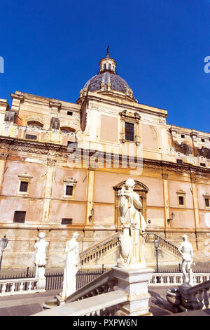 Vista della parte della Fontana Pretoria con la cupola di Santa Caterina chiesa in background a Palermo, Italia. Foto Stock