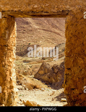 Ingresso nel deserto e la vista delle montagne in Chebika, Tunisia. Foto Stock