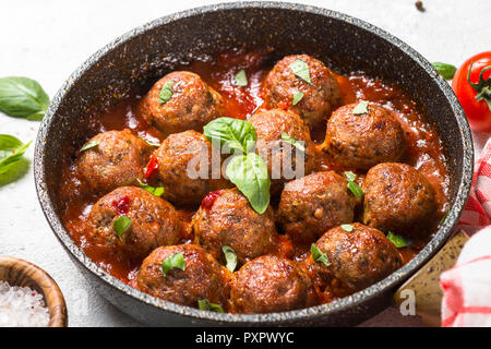 Le polpette di carne in salsa di pomodoro sulla tavola bianco. Foto Stock