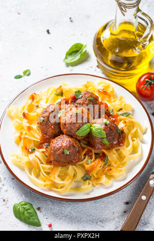 Le polpette di carne in salsa di pomodoro con pasta tagliatelle. Foto Stock