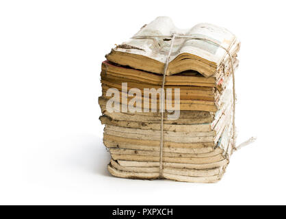 Pila di vecchi e polverosi riviste isolato su bianco Foto Stock