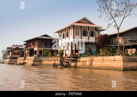 Lago Inle, MYANMAR - Marzo 2018: case sulla riva del Lago Inle, una delle maggiori attrazioni turistiche del Myanmar Foto Stock