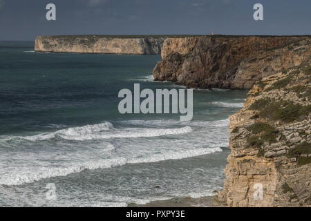 Scogliere e la baia di Cape St Vincent, Cabo Sao Vicente, Algarve, PORTOGALLO Foto Stock