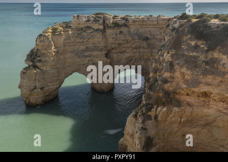 Bella erodendo Miocene scogliere calcaree e pinnacoli tra a Benagil e Praia de Marina, Algarve, a sud-ovest del Portogallo. Foto Stock