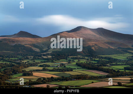 Una lunga esposizione del cloud passando su Pen Y ventola, Parco Nazionale di Brecon Beacons, Agosto 2018 Foto Stock