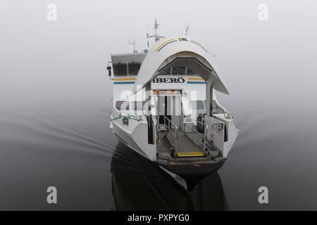 " Commuter " boat chiamato Viberö da Vaxholm a Stoccolma, catturato durante una fitta nebbia di mattina Karlsudd, Svezia Foto Stock