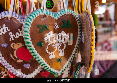 Gingerbread cuore dall'Oktoberfest con le parole tedesche (significato: Tyou ha e me) Foto Stock