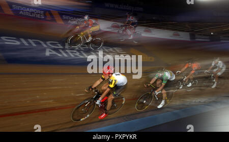 Vista generale dei piloti in Madison Chase (20min) durante il giorno uno dei sei giorni di serie a Lee Valley Velopark, Londra. Foto Stock