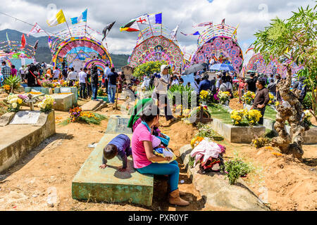 Santiago Sacatepequez, Guatemala - 1 Novembre 2017: Giant kite festival in onore di spiriti dei morti nel cimitero sulla festa di Tutti i Santi. Foto Stock