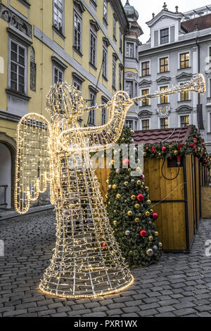 Luminoso Angelo di Natale nella Città Vecchia di Praga, Repubblica Ceca, Europa Foto Stock