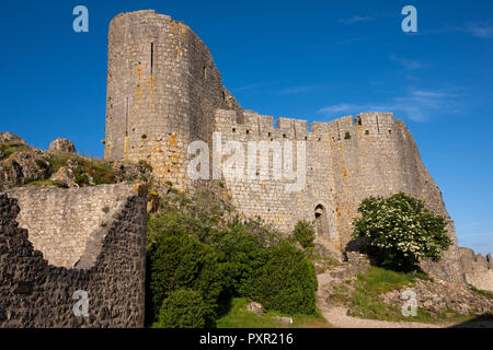 Mura e bastioni del castello cataro Peyrepertuse Francia all'inizio del sole mattutino Foto Stock