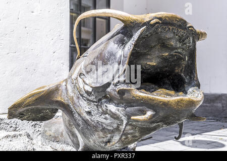 Sculptur in bronzo di un pesce di fronte al Deutsches Jagd und Fischereimuseum a Monaco di Baviera, Germania, Europa Foto Stock