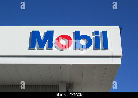 Truro, Canada - 23 Ottobre 2018: Mobil gas station segno. La Mobil è un americano di olio di base avente società fusa con la Exxon nel 1999 che lo compongono il genitore Foto Stock