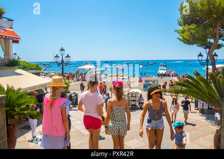 Turisti, piazza centrale, piazza principale, positano, Italy, concetto di viaggio, viaggi, Costiera amalfitana, concetto di vacanza estiva, esplorazione, gente di spiaggia Foto Stock