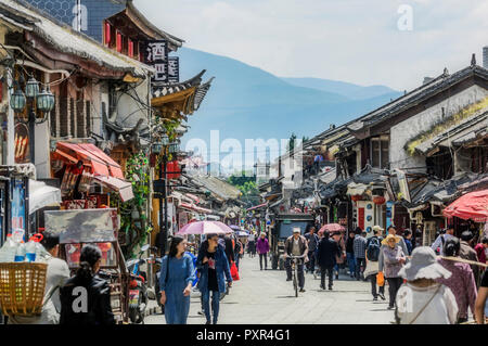 Cina Yunnan, Dali, la gente a piedi in città Foto Stock