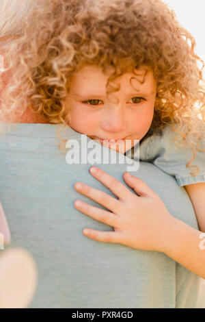 Ritratto di bambina cuddling zio Foto Stock