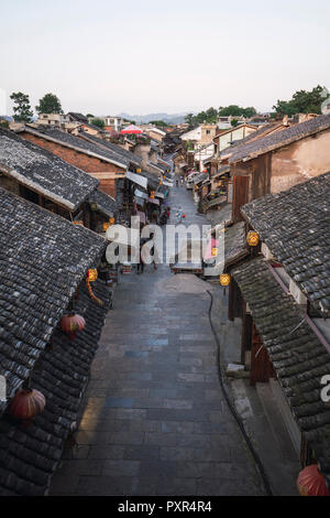 Cina, Qinyang, antica città, vicolo e case Foto Stock