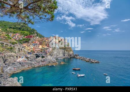 Manarola, Cinque Terre - Luglio 9, 2018:. Manarola è una bella cittadina in provincia di La Spezia, Liguria, Italia del nord e uno dei cinque C Foto Stock
