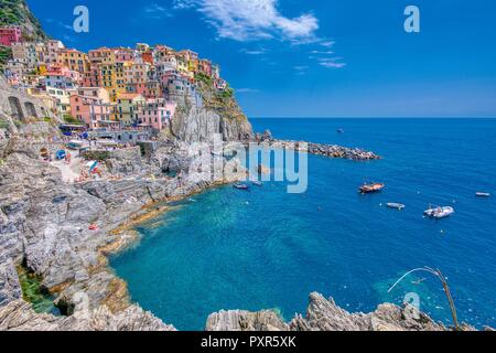 Manarola, Cinque Terre - Luglio 9, 2018:. Manarola è una bella cittadina in provincia di La Spezia, Liguria, Italia del nord e uno dei cinque C Foto Stock