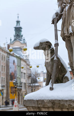 Diana la scultura su una piazza del mercato di Lviv, Ucraina. La scultura ricoperta di neve Foto Stock