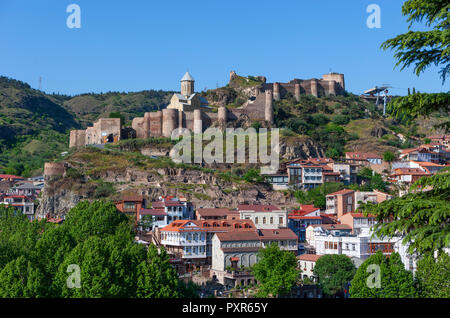 La Georgia, Tbilisi, città vista sul fiume Kura, con la fortezza di Narikala in background Foto Stock
