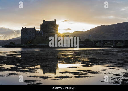 Regno Unito, Scozia, Dornie, Loch Duich, Castello Eilean Donan al tramonto Foto Stock