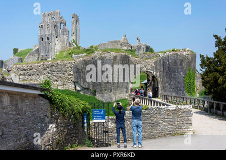 Gatehouse of xi secolo le rovine del castello, Corfe Castle, Isle of Purbeck, Dorset, England, Regno Unito Foto Stock