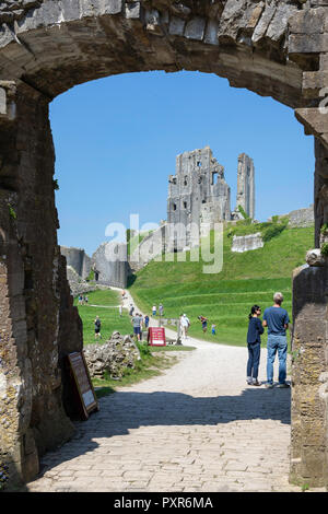 Gatehouse al XI secolo le rovine del castello, Corfe Castle, Isle of Purbeck, Dorset, England, Regno Unito Foto Stock