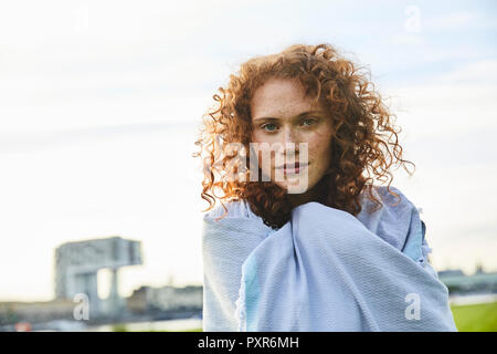 Germania, Colonia, ritratto di freckled giovane donna Foto Stock