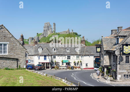 Vista del villaggio e le rovine del castello, Corfe Castle, Isle of Purbeck, Dorset, England, Regno Unito Foto Stock