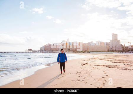 L'Italia, Molise, Termoli, giovane uomo a camminare sulla spiaggia Foto Stock